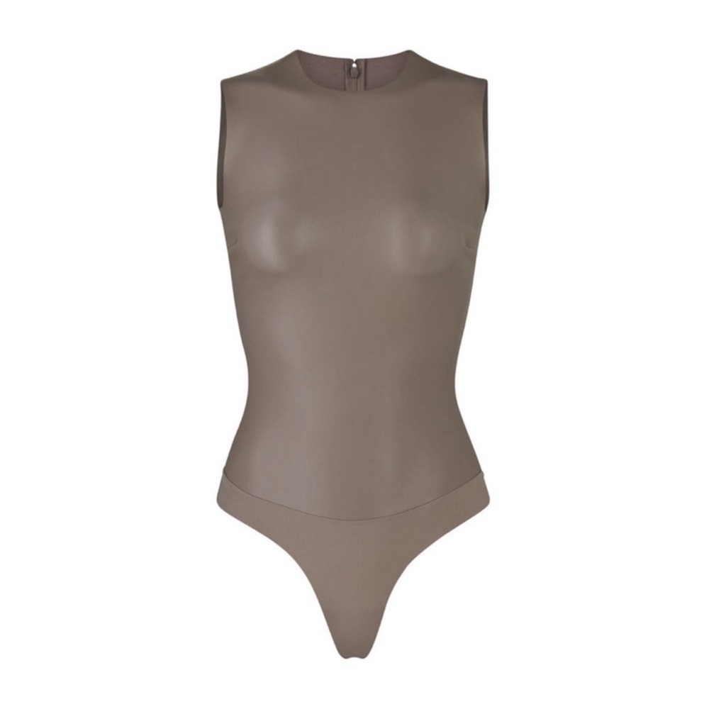 SKIMS FAUX LEATHER CREW NECK BODYSUIT in Cement  (Olive-like) XL